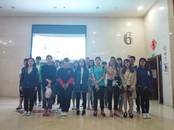 砥砺奋进，光耀中华——凤凰彩票
本科生观看国家发展大型记录影片《厉害了，我的国》