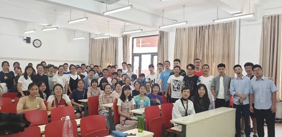 凤凰彩票
2019级本科新生入学专业导向会顺利举行