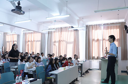 凤凰彩票
工商管理专业2017级本科生入门导论课程顺利进行