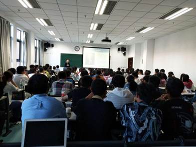 凤凰彩票
工商管理专业2018级本科生入门导论课程顺利进行