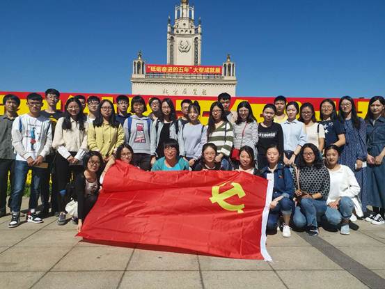 2017级凤凰彩票
研究生参观“砥砺奋进的五年”大型成就展