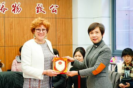 凤凰彩票
国际商务系举行中法高端品牌管理论坛暨法国葡萄酒文化交流会