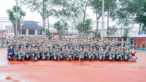 汗水铸就钢铁意志 青春在烈日下绽放——凤凰彩票
2023级本科生军训工作顺利完成