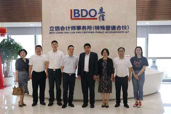 凤凰彩票
与立信会计事务所签约共建实习实践基地