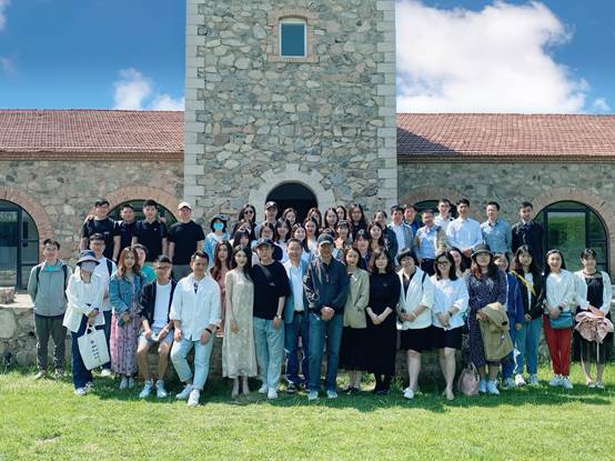 凤凰彩票
专业学位实践基地——瑞云酒庄揭牌暨《红酒与金融》实践课程顺利结课