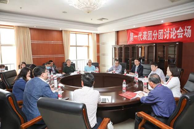 凤凰彩票
教代会代表在学校第七届教职工代表大会暨第十三届工会会员代表大会第五次会议上建言献策