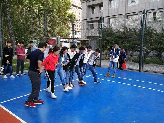 趣味青春，协作你我——凤凰彩票
举行研究生院趣味运动会