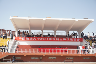 展现自我  争创新高——凤凰彩票
参加2021级本科新生田径运动会