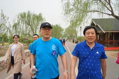 春日正好健步走，齐心踏入新时代——凤凰彩票
教职工相约滨河春季健走活动